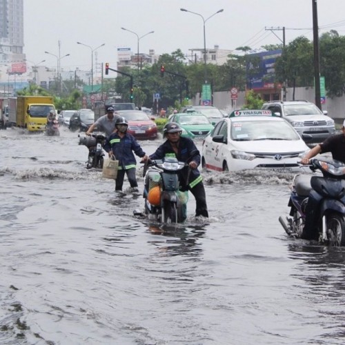 Phải làm gì khi nước vào pô xe máy trong lúc đi qua vùng ngập nước và lưu ý khi lái xe