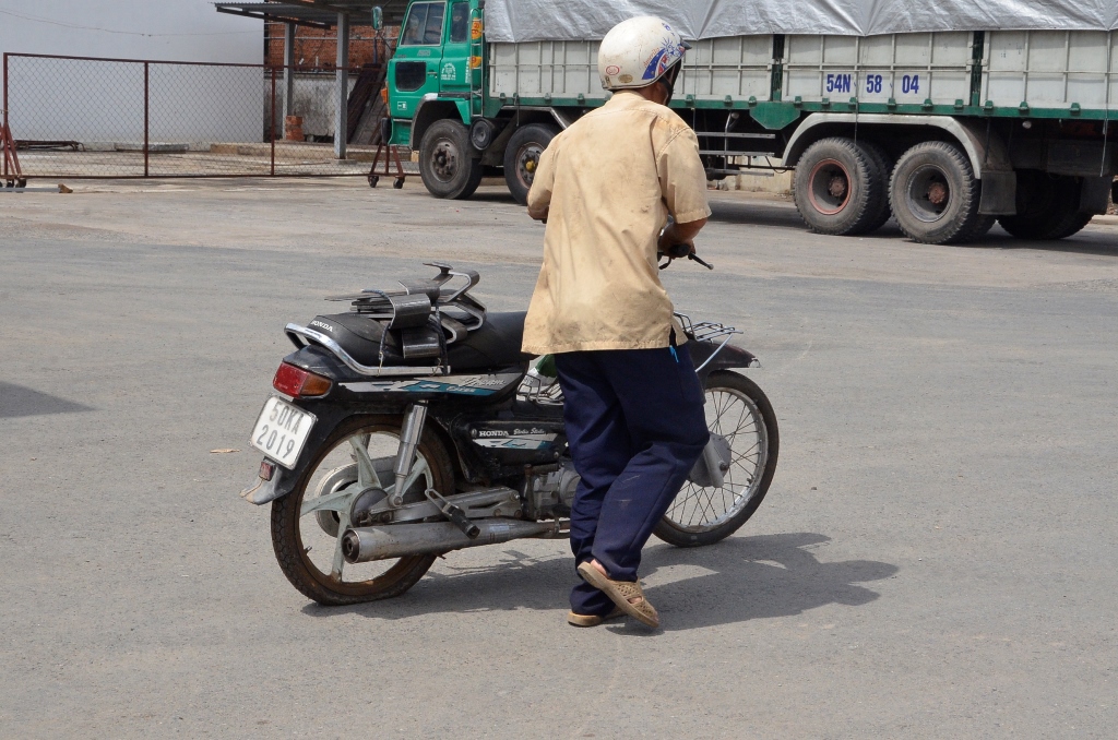 Hãy kiểm tra liệu có vật nhọn gì găm vào lốp không nếu có hãy rút nó ra, tháo ốc đẩy van thụt sâu vào trong trước khi dắt bộ.​