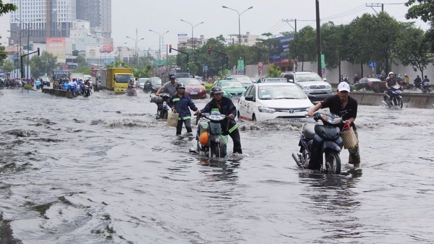 Phải làm gì khi nước vào pô xe máy trong lúc đi qua vùng ngập nước và lưu ý khi lái xe