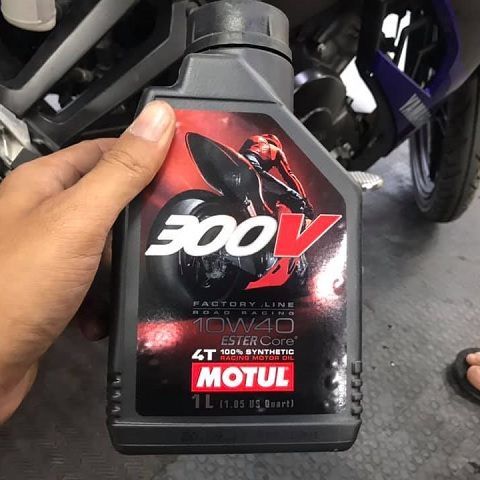 nhot motul 300v 10w40 1l cho xe côn